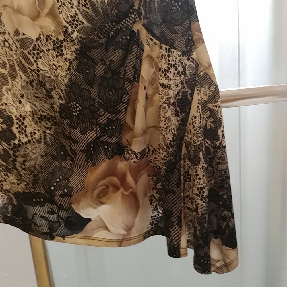 Women Floral top with unique design; a asymmetrical hem on The One Side - Picture 5 of 6